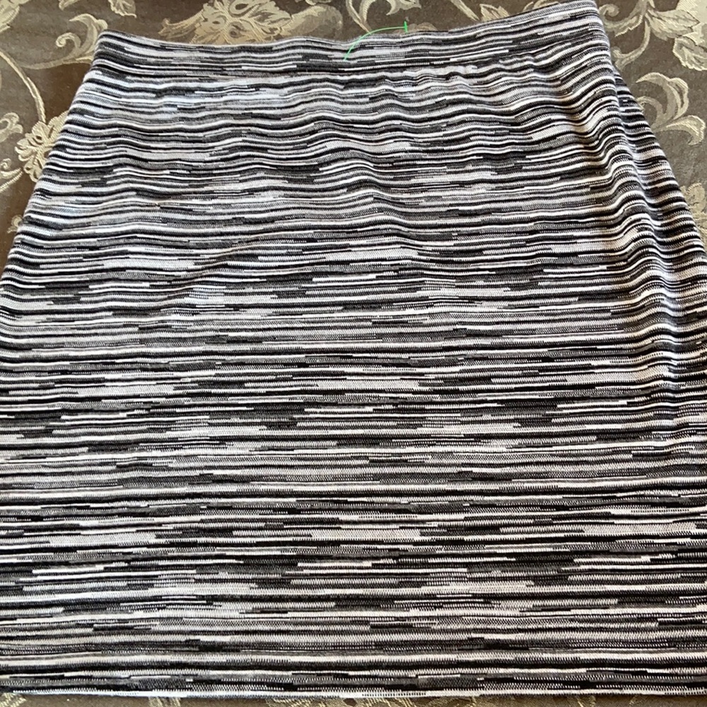 Loft knit skirt , sz med 19” long .Soft , cute